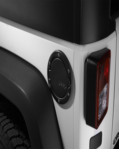 Satinierter Tankdeckel mit Jeep-Logo.