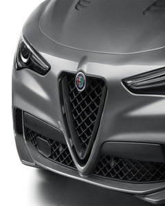 Frontgrill mit „V“-Einsatz aus glänzendem Miron für die Quadrifoglio-Version